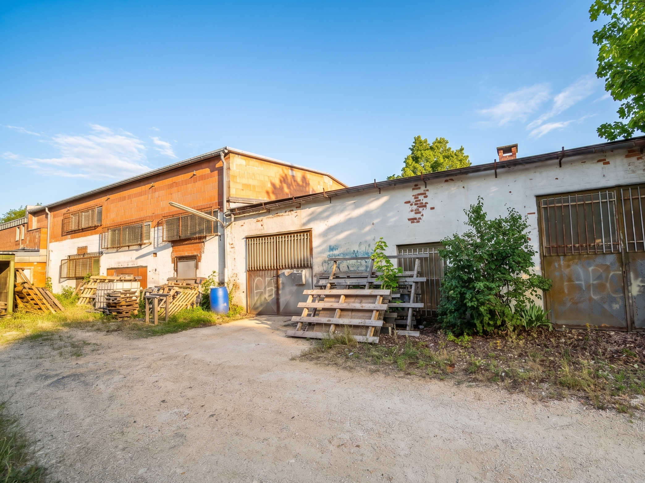 91154 Roth, Unterer Weinbergweg 11 – Außenansicht Hof-2.jpg